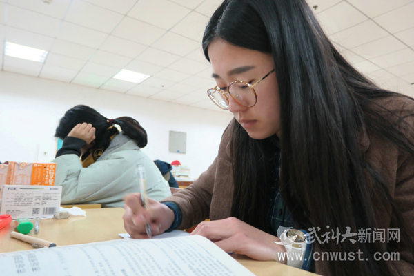 1481530763363017575.jpg 鏅氫笂9鐐�0鍒嗭紝鍒樹附濞滃拰鎵�湁鑰冪爺鐨勫鐢熻繕鍦ㄨ嚜涔犲瀛滃瓬涓嶅�鍦板涔犮�02.jpg