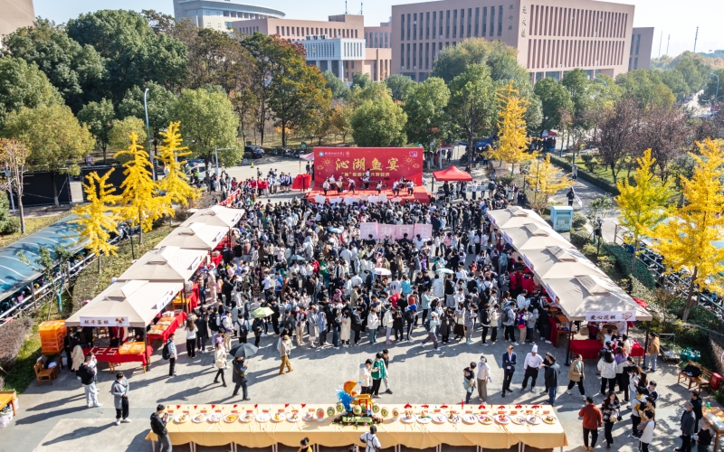 武汉科技大学师生共享沁湖鱼宴。