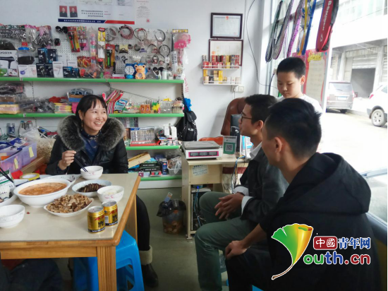 服务于重庆市武隆区后坪乡中心小学的武汉科技大学研支团成员对班上学生进行家访。 服务于重庆市武隆区后坪乡中心小学的武汉科技大学研支团成员对班上学生进行家访。
