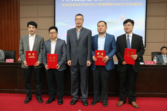 1492392887481071702.jpg 鍓牎闀垮啹寰佷负鍥涗綅鏉板嚭鏍″弸棰佸彂鑱樹功.jpg