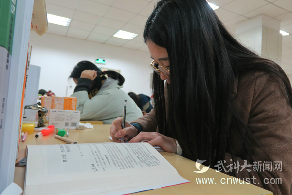 1481532029712076213.jpg 鏅氫笂9鐐�0鍒嗭紝鍒樹附濞滃拰鎵�湁鑰冪爺鐨勫鐢熻繕鍦ㄨ嚜涔犲瀛滃瓬涓嶅�鍦板涔犮�01.jpg