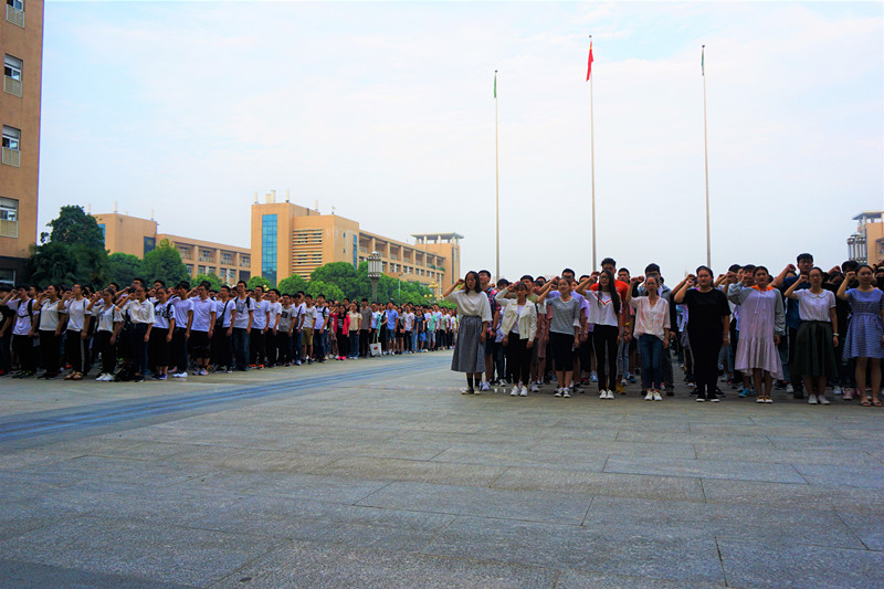 1505803318974095932.jpg 全体新生宣誓_副本.jpg