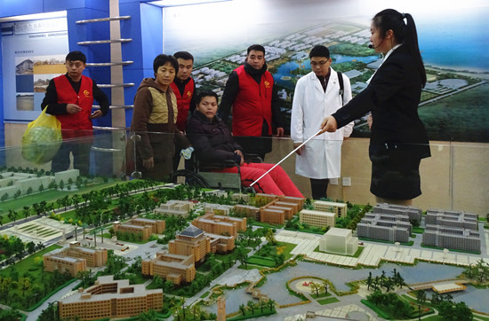 1513569841662058698.jpg 3参观校史馆.jpg