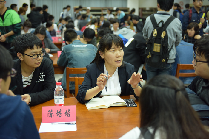 1492762980543018197.jpg 鐜嬬惇闆�涓庡悓瀛︿滑杩涜娣卞叆鎺㈣.jpg