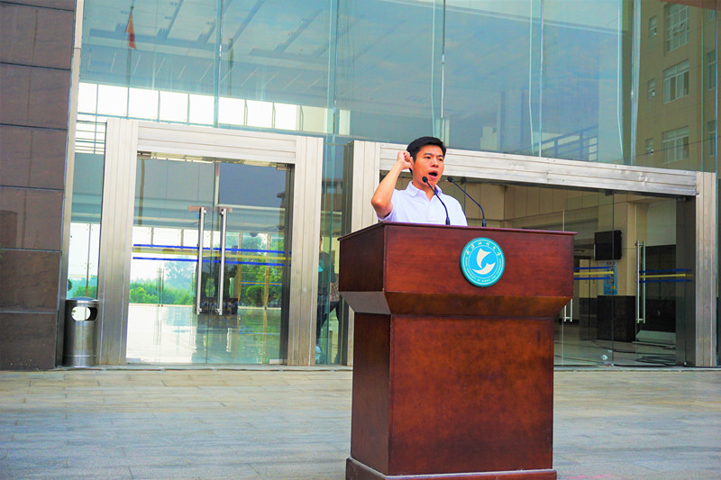 1505803256333088406.jpg 老师带领宣誓_副本.jpg