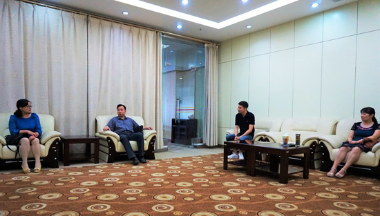 1506760389197061876.jpg 副书记与老师会谈3.jpg