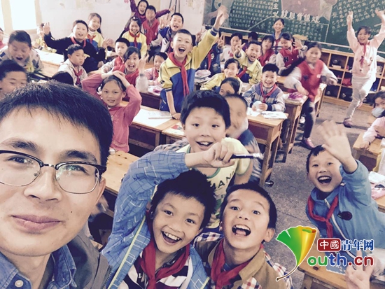 武汉科大研支团成员洪运志与四三班学生合影。洪运志 供图 武汉科大研支团成员洪运志与四三班学生合影。洪运志 供图