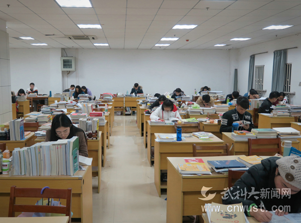 1481531929936045055.jpg 鎮勬棤澹版伅鐨勮嚜涔犲閲岋紝鍙湁绛惧瓧绗斿拰涔︽湰缈诲姩鐨勫0闊筹紝姣忎釜浜洪兘鍦ㄤ笓蹇冭嚧蹇楀湴澶嶄範銆�.jpg