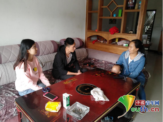 图为武汉科技大学研支团成员在家访中与学生谭鸿的妈妈进行交谈。武汉科技大学研支团 供图 图为武汉科技大学研支团成员在家访中与学生谭鸿的妈妈进行交谈。武汉科技大学研支团 供图