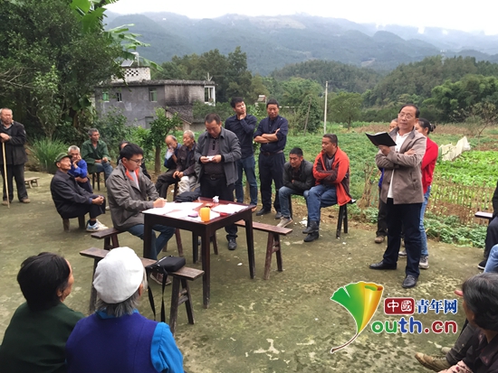 武汉科大研支团成员洪运志下乡参加扶贫工作现场。洪运志 供图 武汉科大研支团成员洪运志下乡参加扶贫工作现场。洪运志 供图