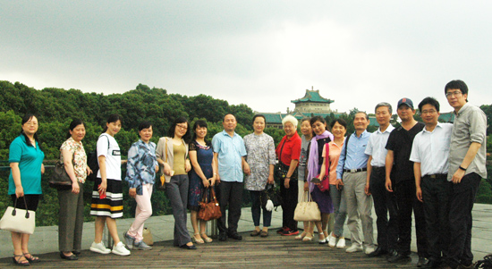 1497427999113030199.jpg 武汉科技大学民盟合影02-参观武汉大学-20170613.jpg