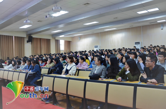 图为利川市职校师生在道德讲堂上认真听讲。程梁 供图