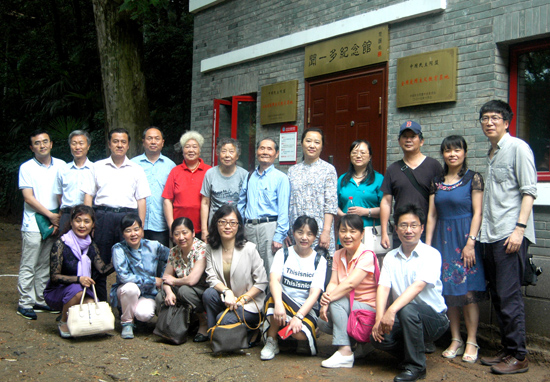 1497427990408020429.jpg 武汉科技大学民盟合影01-参观武汉大学-20170613.jpg