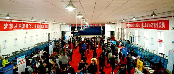 武汉科技大学:学校办春季双选会为学生就业搭台